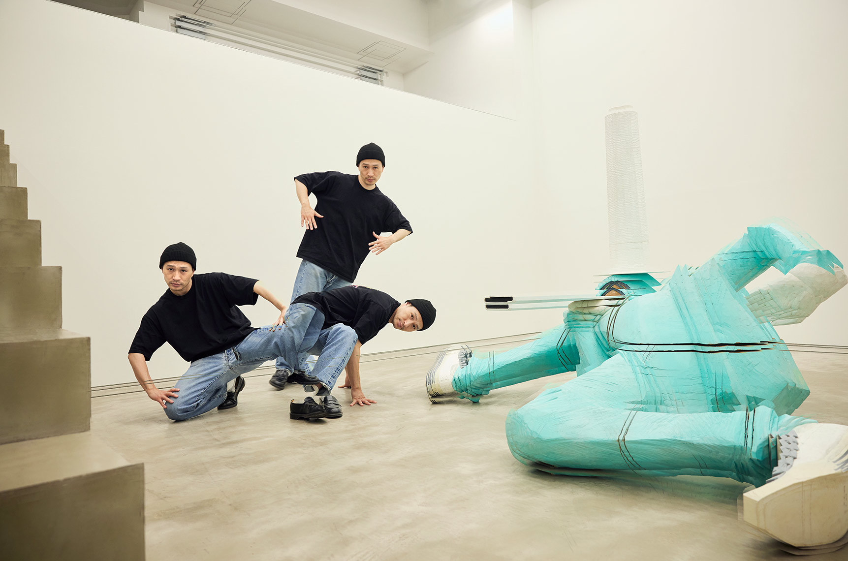 japanese artist Taku Obata is striking b-boy poses with his sculpture. 